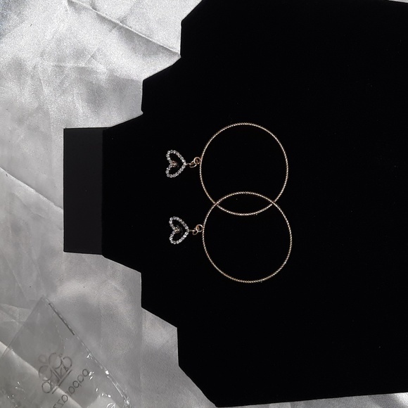 Heart dangling post earrings Bundle 5 for 30 or 1 for 10 - Picture 2 of 2